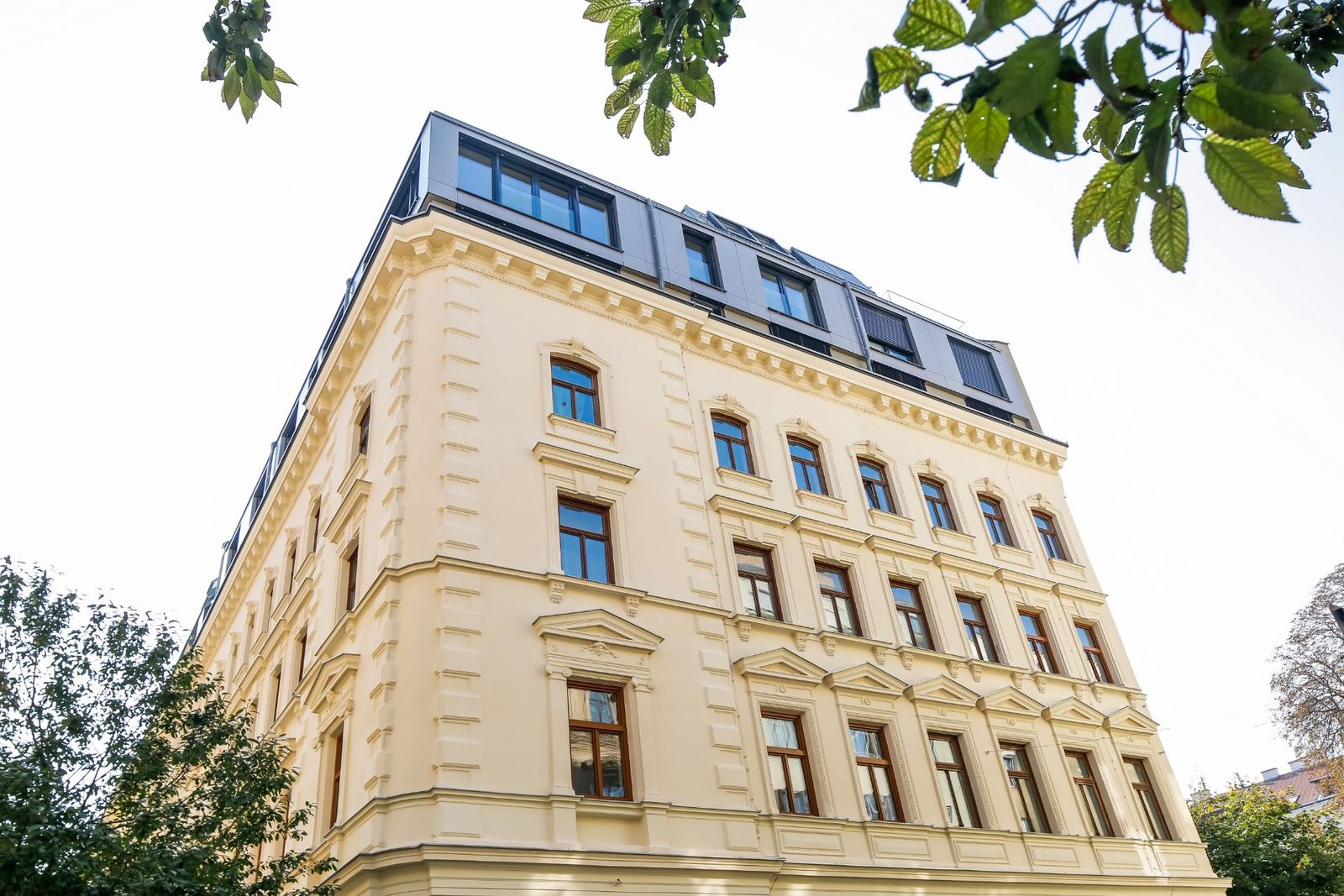 Mostgasse 5, 1040 Wien — sanierte Gründerzeit-Eckfassade des Hauses (Weitwinkel)